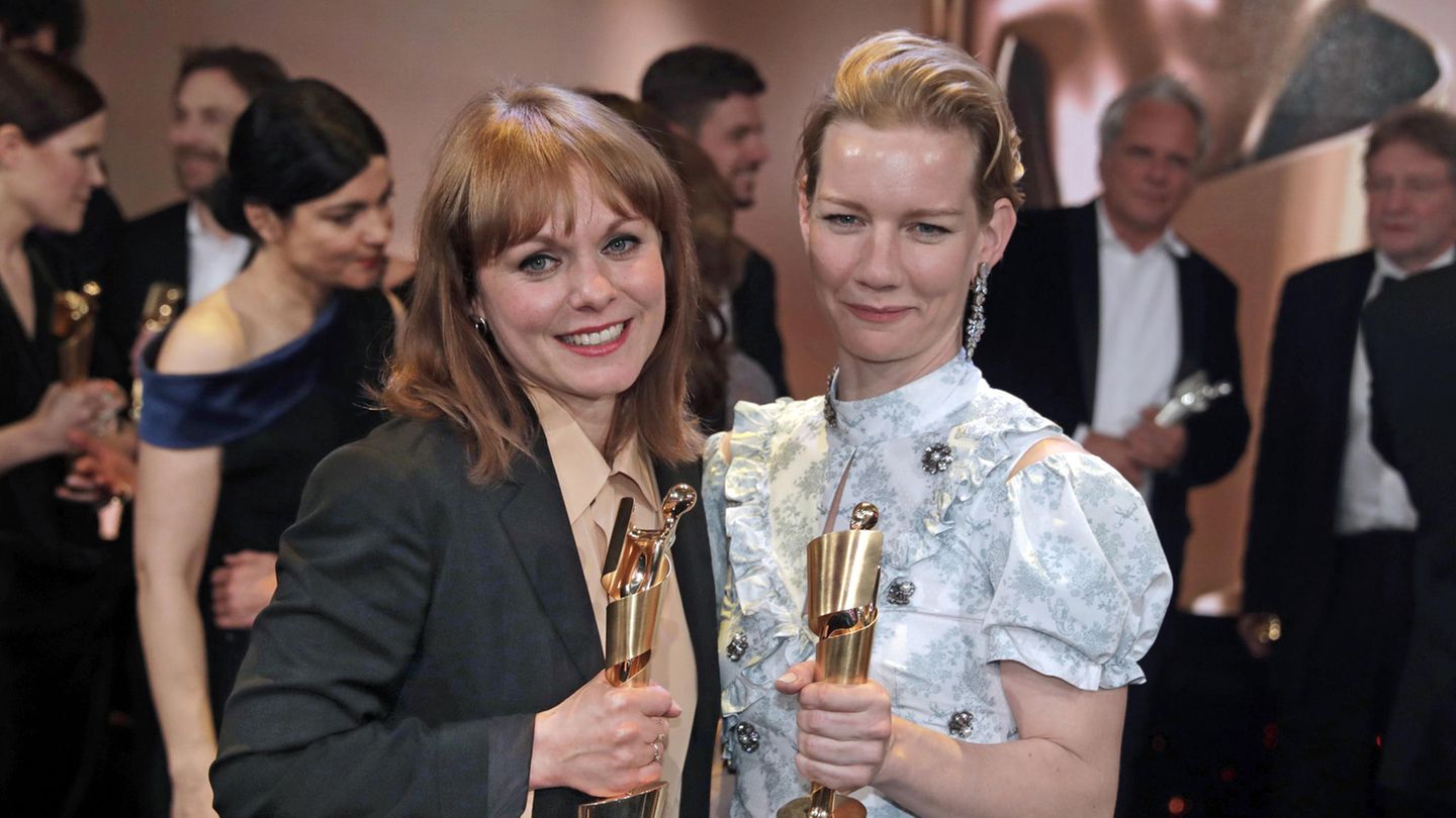 Regisseurin Maren Ade (l.) und Schauspielerin Sandra Hüller freuen sich über sechs Lolas für ihren Film "Toni Erdmann"