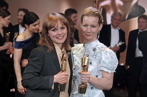 Regisseurin Maren Ade (l.) und Schauspielerin Sandra Hüller freuen sich über sechs Lolas für ihren Film "Toni Erdmann"