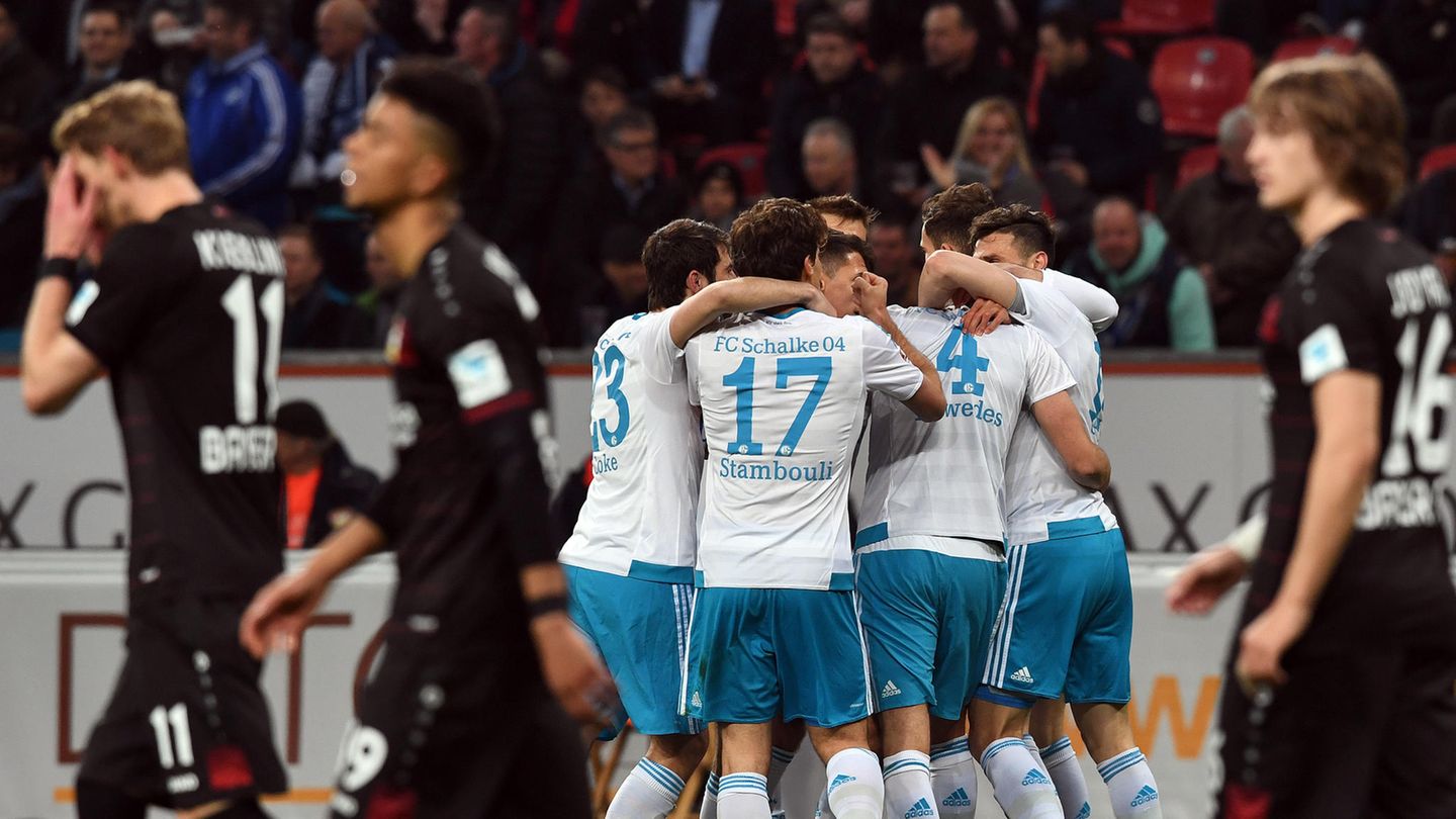 Schalke 04 feiert, die Leverkusener sind konstatiert: 4:1 stand es am Ende für die Schalker