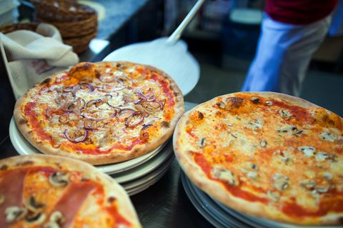 Ob die Pizza noch so appetitlich aussah, als sie von den Polizeibeamten ausgeliefert wurde, ist nicht bekannt