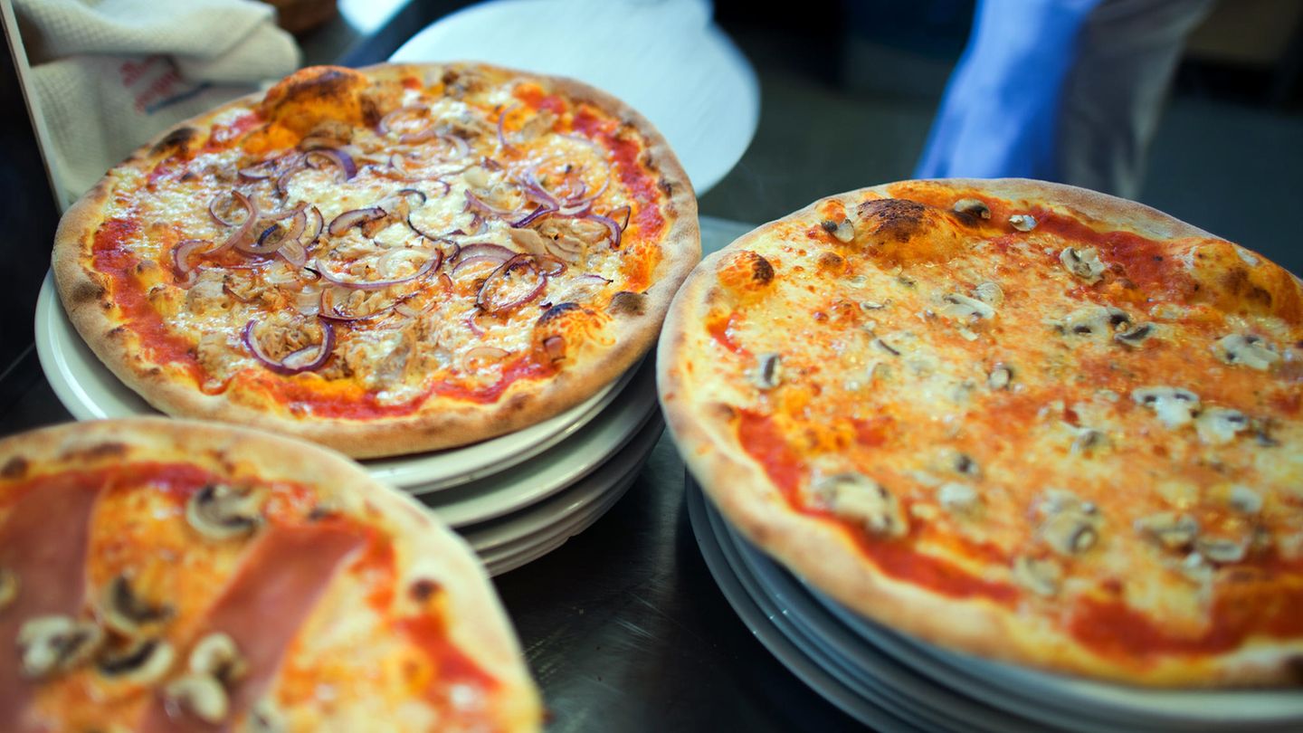Ob die Pizza noch so appetitlich aussah, als sie von den Polizeibeamten ausgeliefert wurde, ist nicht bekannt