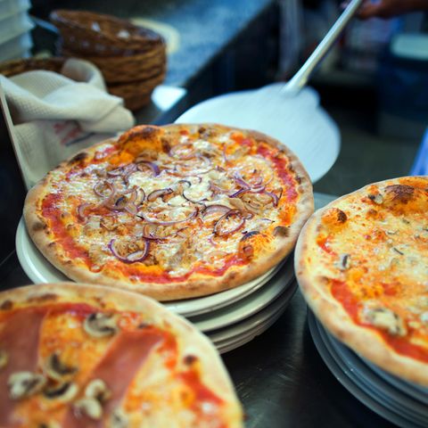 Ob die Pizza noch so appetitlich aussah, als sie von den Polizeibeamten ausgeliefert wurde, ist nicht bekannt