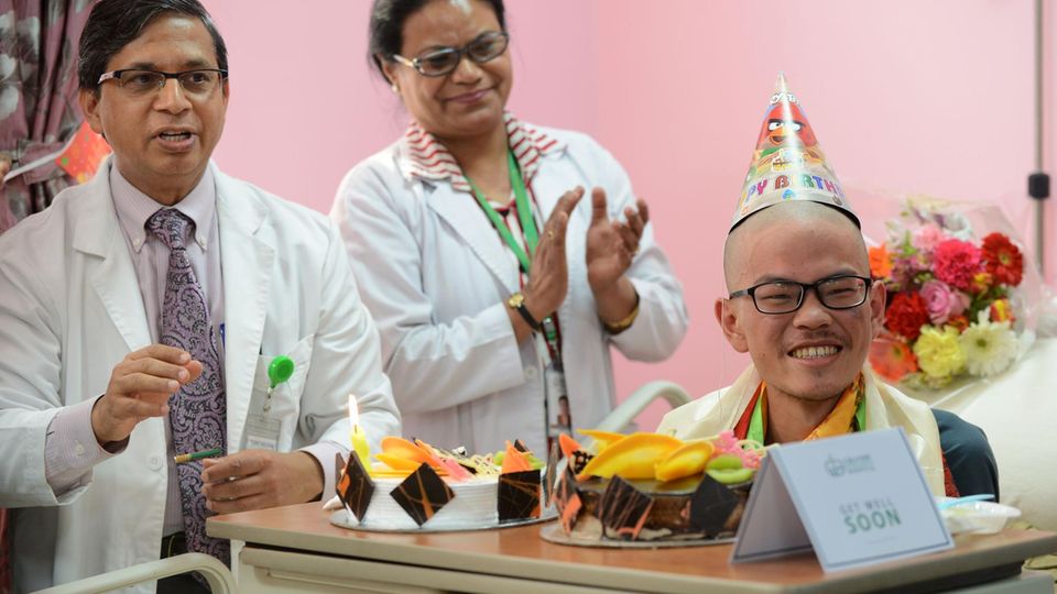 Der wochenlang verschollene Wanderer konnten im Krankenhaus seinen 21. Geburtstag feiern Der wochenlang verschollene Wanderer konnten im Krankenhaus seinen 21. Geburtstag feiern