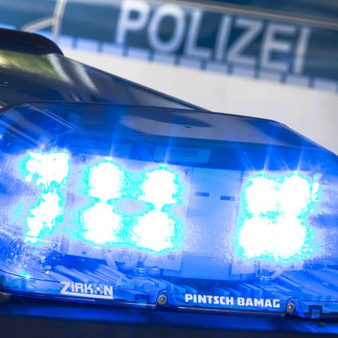 Das Blaulicht auf dem Dach eines Polizeiautos blinkt (Symbolfoto). In Dülmen wurden zwei Frauen schwer verletzt.