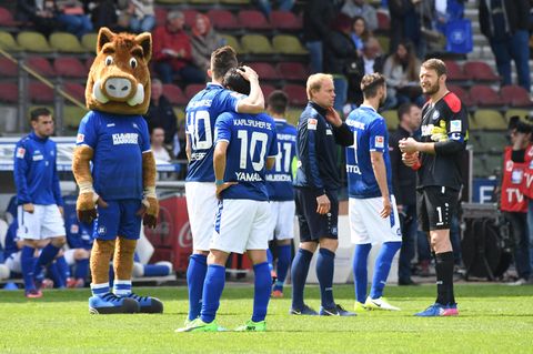 Nach dem Abpfiff steht das abgestiegene Team des Karlsruher SC geschockt auf dem Platz