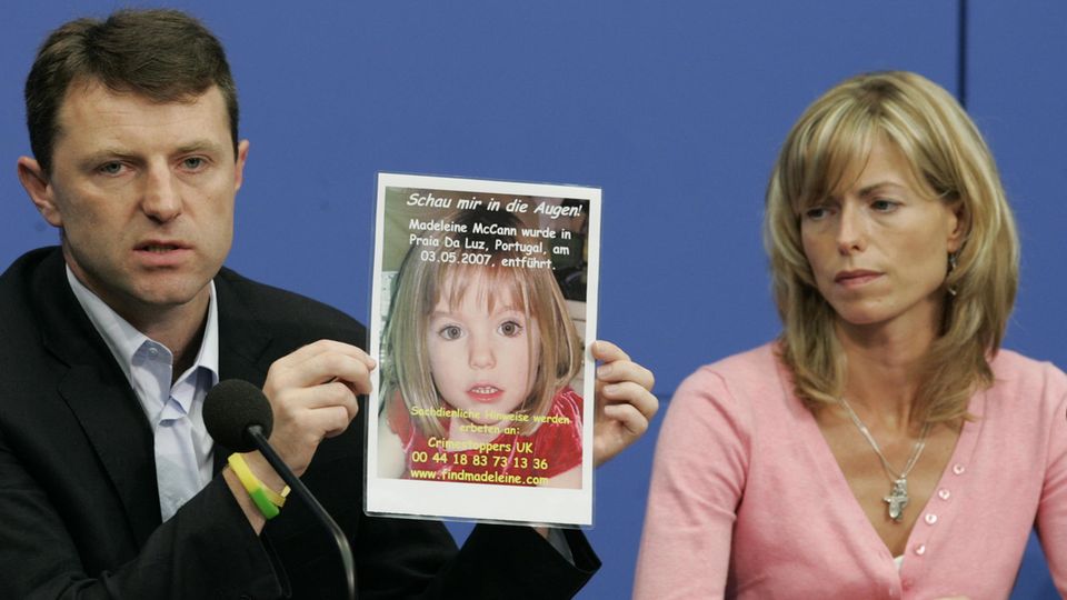 Die Eltern von Maddie McCann halten ein Bild ihrer Tochter in die Kamera