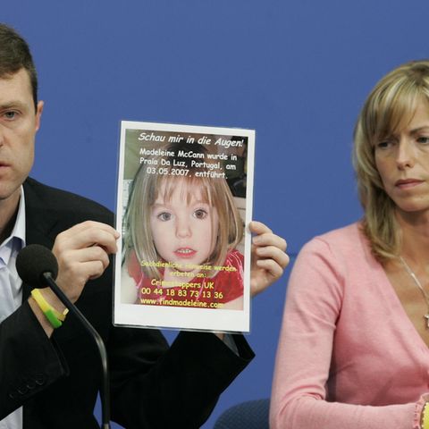 Die Eltern von Maddie McCann halten ein Bild ihrer Tochter in die Kamera