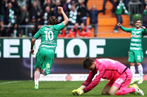 Max Kruse (l.) und Fin Bartels von Werder Bremen legten je einen Treffer dem anderen auf