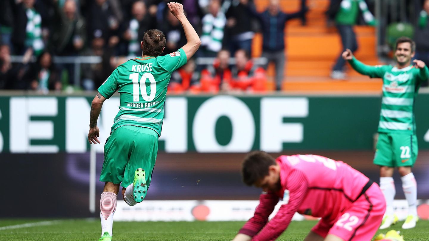 Max Kruse (l.) und Fin Bartels von Werder Bremen legten je einen Treffer dem anderen auf