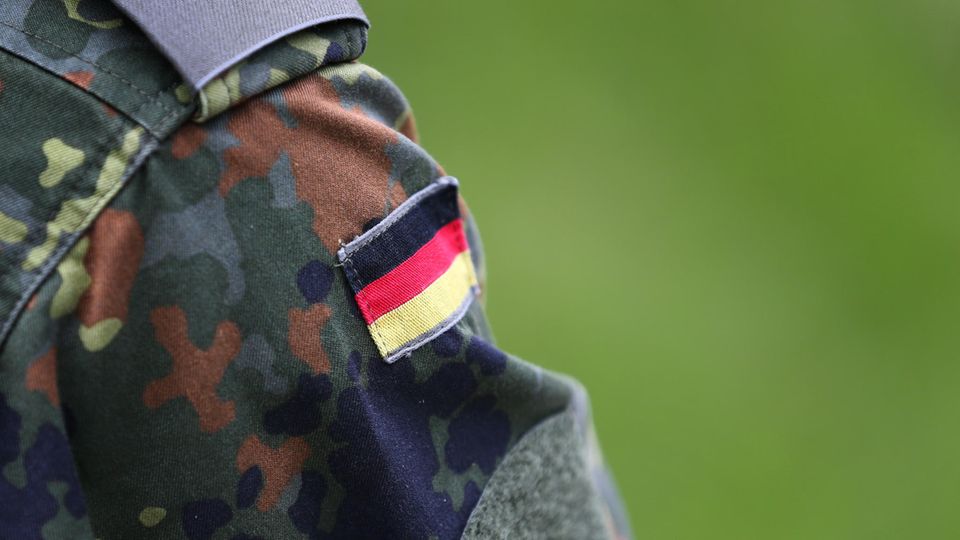 Auf dem Ärmel einer Bundeswehr-Uniform ist die deutsche Flagge aufgenäht