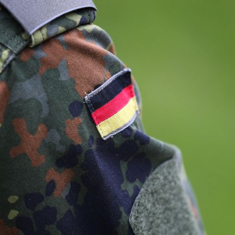 Auf dem Ärmel einer Bundeswehr-Uniform ist die deutsche Flagge aufgenäht