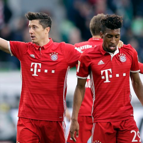Robert Lewandowski und Kingsley Coman gehen kurz nach einem Tor Lewandowskis Arm in Arm über den Fußballplatz