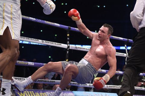 Boxer Wladimir Klitschko geht in seinem Kampf mit Anthony Joshua zu Boden