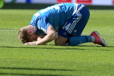 aaron Hunt vom HSV kniet auf dem Rasen und berührt mit der Stirn den Boden