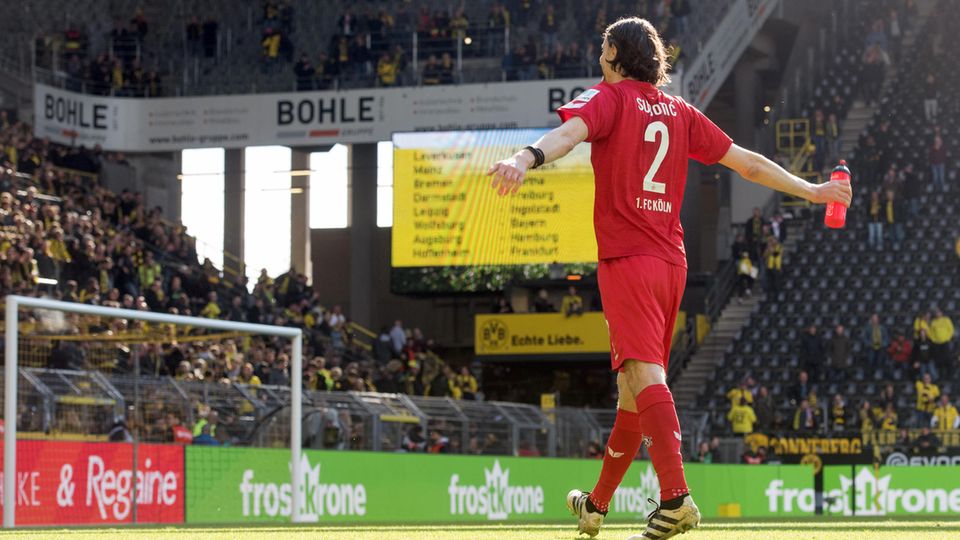 Mit ausgebreiteten Armen geht Neven Subotic im Dress des 1. FC Köln auf die Fans von Borussia Dortmund zu