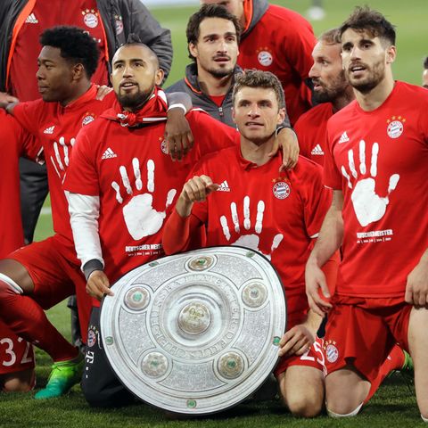 Das team des FC Bayern mit der Meisterschale ist ein gewohntes Bild