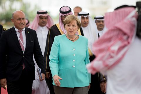 Bundeskanzlerin Angela Merkel in türkisem Jacket am Flughafen Dschidda in Saudi-Arabien