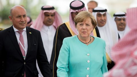 Bundeskanzlerin Angela Merkel in türkisem Jacket am Flughafen Dschidda in Saudi-Arabien