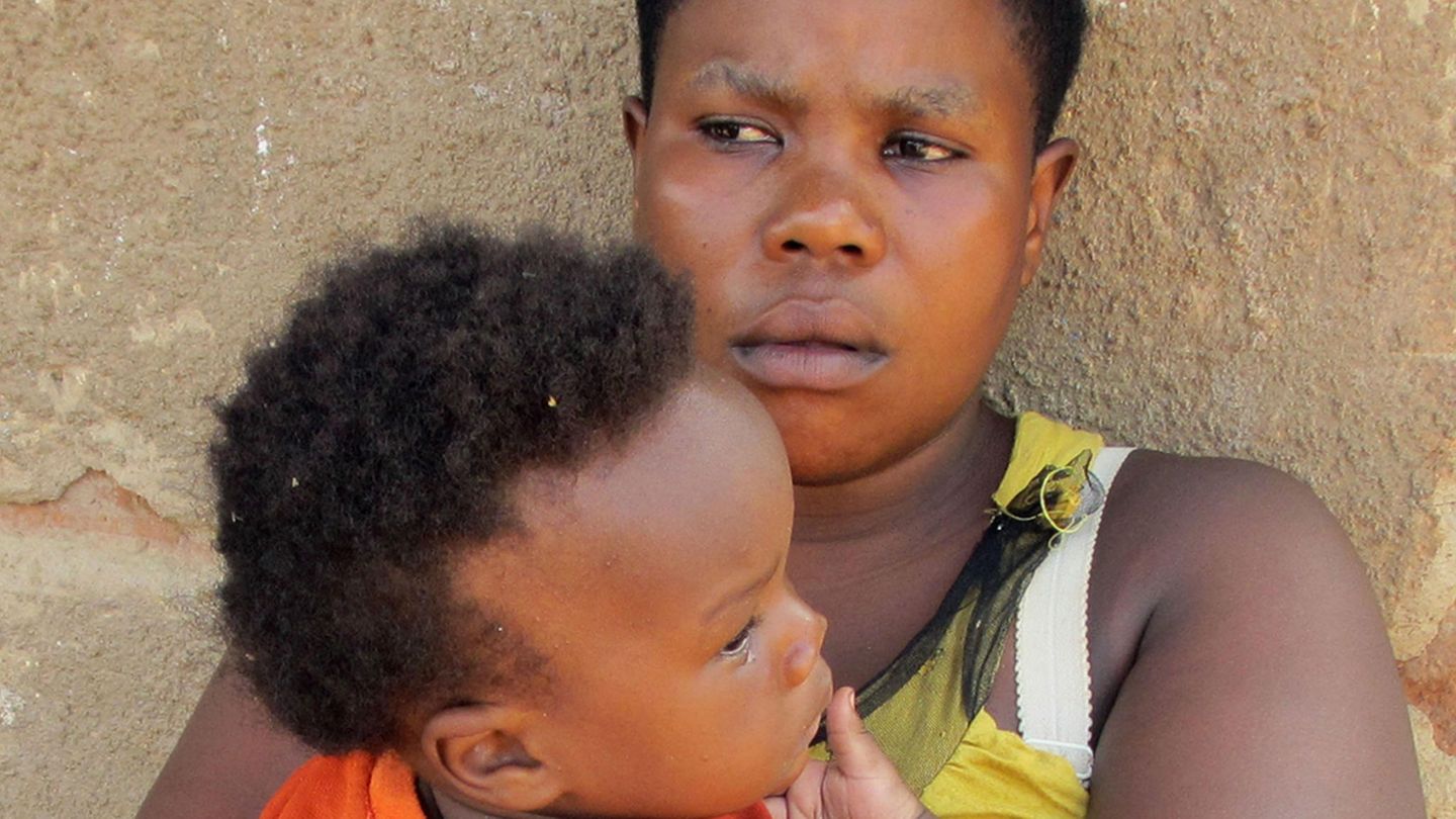 Mariam Nabatanzi sitzt mit Sudaisha, ihrer jüngsten Tochter