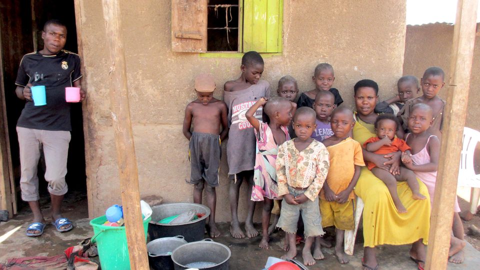 Die Uganderin Mariam Nabatanzi vor ihrem Haus mit dreizehn ihrer Kinder