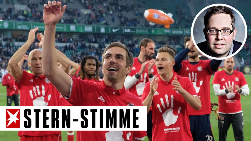 Spieler des FC Bayern München feiern ihren fünften Meistertitel in Serie