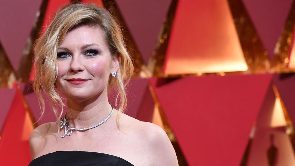Kirsten Dunst Schauspielerin Hollywood Deutschland Schauspielerin Kirsten Dunst steht in einem schwarzen, schulterfreien Kleid auf dem Roten Teppich