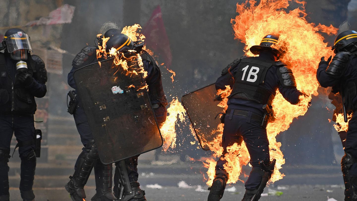 Bei schweren Ausschreitungen in Paris wurden sechs Polizisten verletzt. Kriminelle warfen Brandsätze auf die Beamten.
