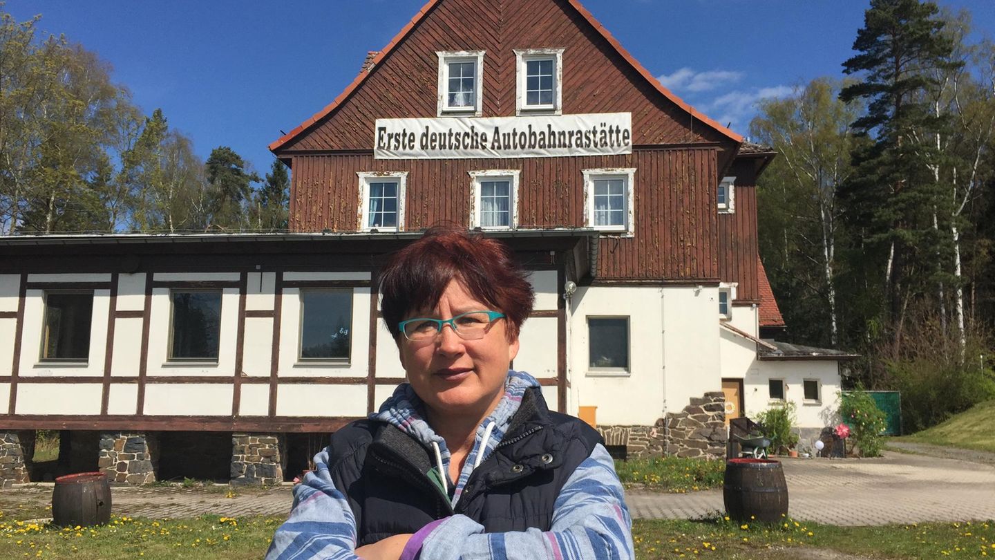 Über einen Zaun hinweg verkauft Christina Wagner ihre Bratwürste an der Autobahnraststätte