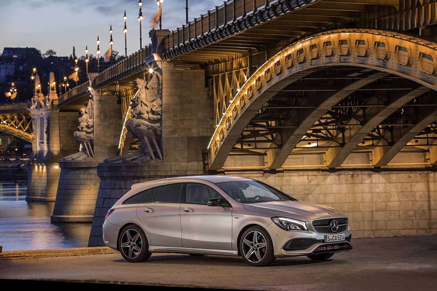 Mercedes CLA 250 4matic - 4,64 Meter lang