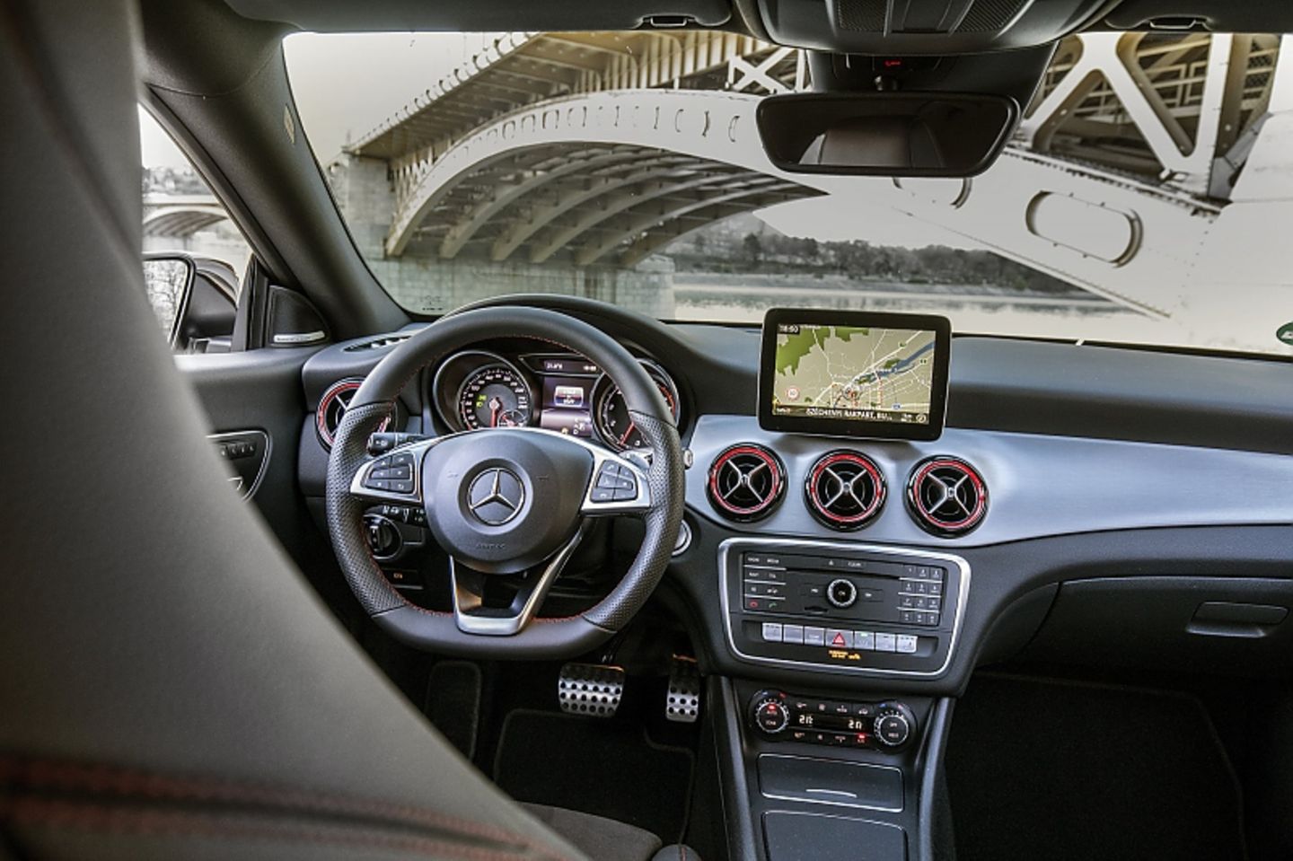 Das unveränderte Cockpit des Mercedes CLA 250 4matic