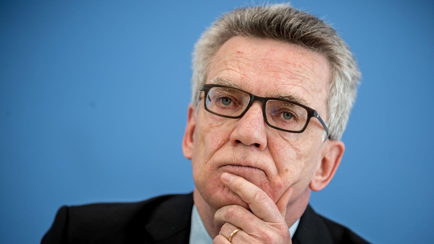 Thomas de Maiziere nachdenklich - Die Presse hält seine Leitkultur-Thesen für überholt