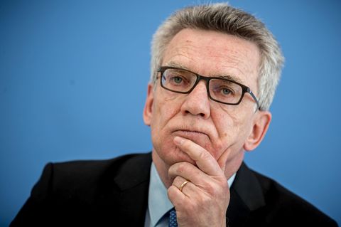 Thomas de Maiziere nachdenklich - Die Presse hält seine Leitkultur-Thesen für überholt