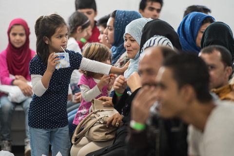 Als die Flüchtlingswelle in Deutschland eintraf, war der Start überfordert. Viele halfen umsonst, andere stellten stattliche Rechnungen.