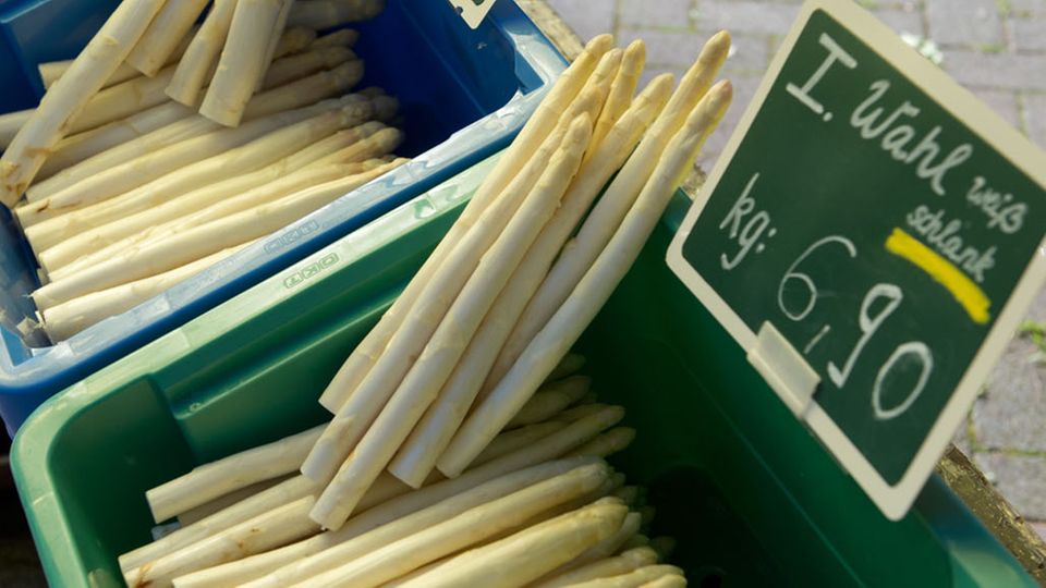 Spargel: Deshalb riecht Urin nach Spargel-Essen unangenehm