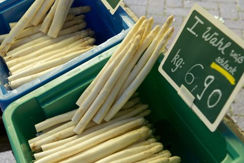 Spargel: Deshalb riecht Urin nach Spargel-Essen unangenehm