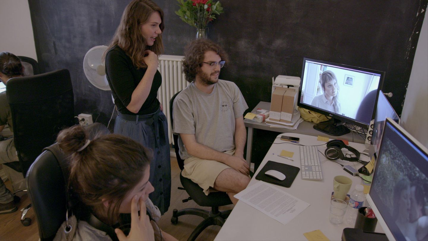 Netflix-Doku "Hot Girls Wanted: Turned On" Auch die gebürtige Schwedin Erika Lust hat sich auf das Erotikgeschäft für Frauen spezialisiert. Sie bezeichnet sich selbst als Feministin und kämpft gegen die männliche Sicht in der Branche. "Leute, die Pornos machen, sind mehr daran interessiert, bumsende Frauen zu bestrafen", sagt sie über den herkömmlichen Porno. "Der Mann ist die Hauptfigur. Es geht um sein Verlangen."