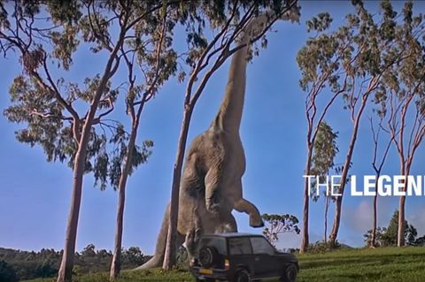 Allein unter Dinos. Der Vitara kämpft sich durch.