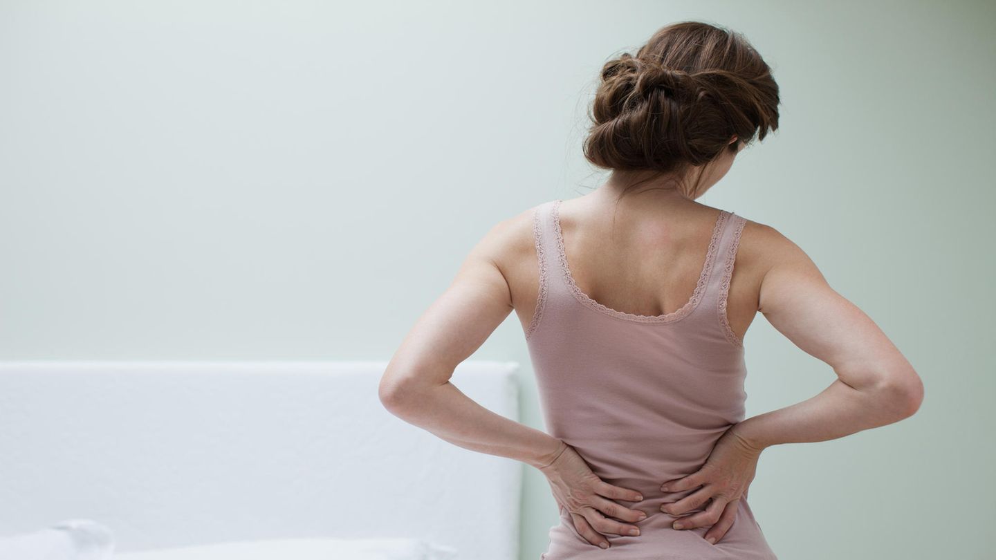 Chronische Rückenschmerzen sind zermürbend - was hilft?
