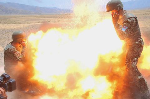 Der Moment der Explosion eines Mörsers, bei der fünf Menschen sterben