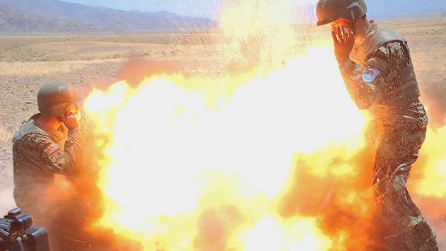 Der Moment der Explosion eines Mörsers, bei der fünf Menschen sterben