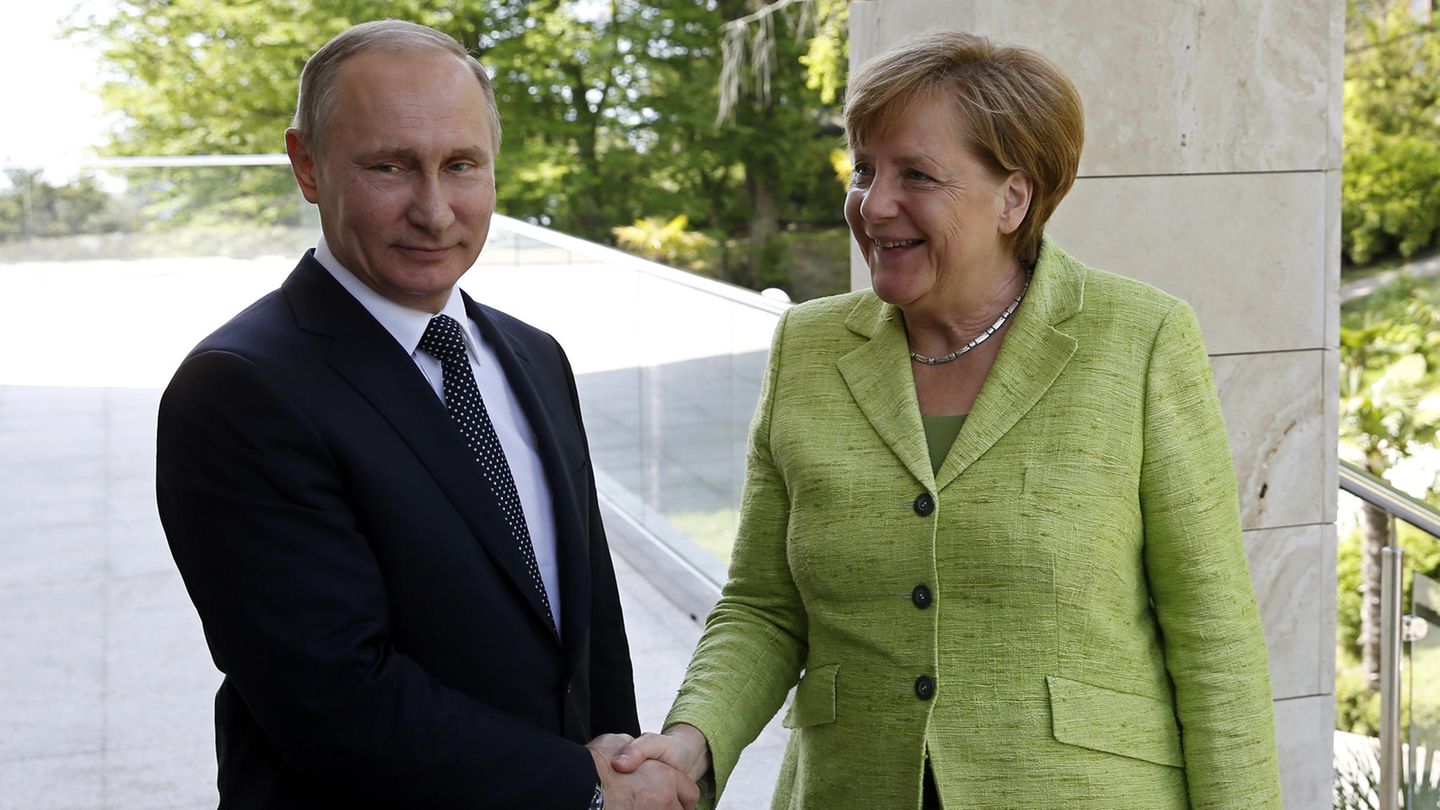 Angela Merkel mit Wladimir Putin in Sotschi