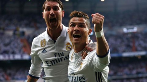 Champions League: Cristiano Ronaldo (r.) jubelt mit seinem Teamkollege Sergio Ramos (l.) über sein Tor zum 1:0