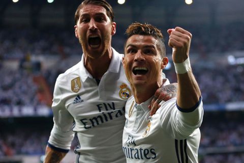 Champions League: Cristiano Ronaldo (r.) jubelt mit seinem Teamkollege Sergio Ramos (l.) über sein Tor zum 1:0