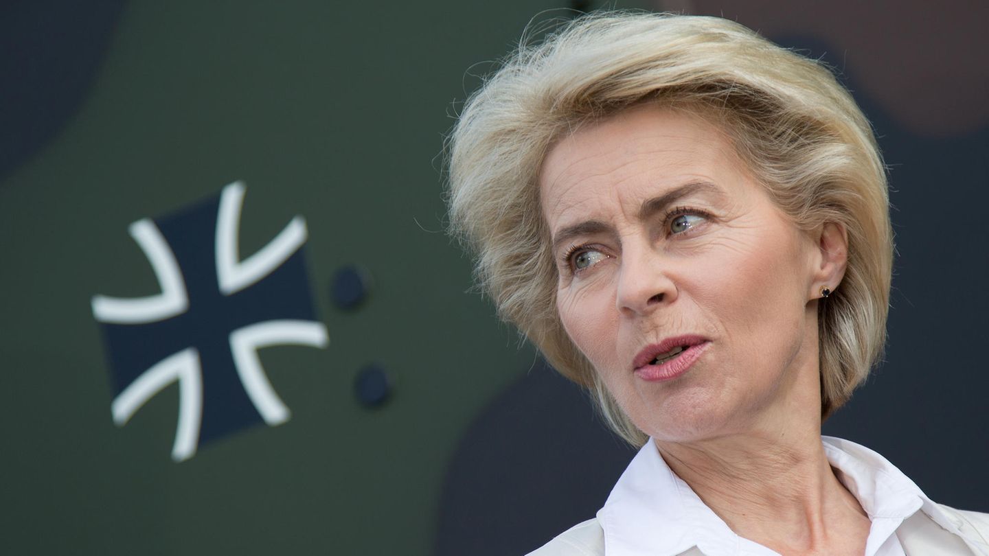 Ursula von der Leyen mit dem Bundeswehr-Kreuz vor dunkelgrünem Grund