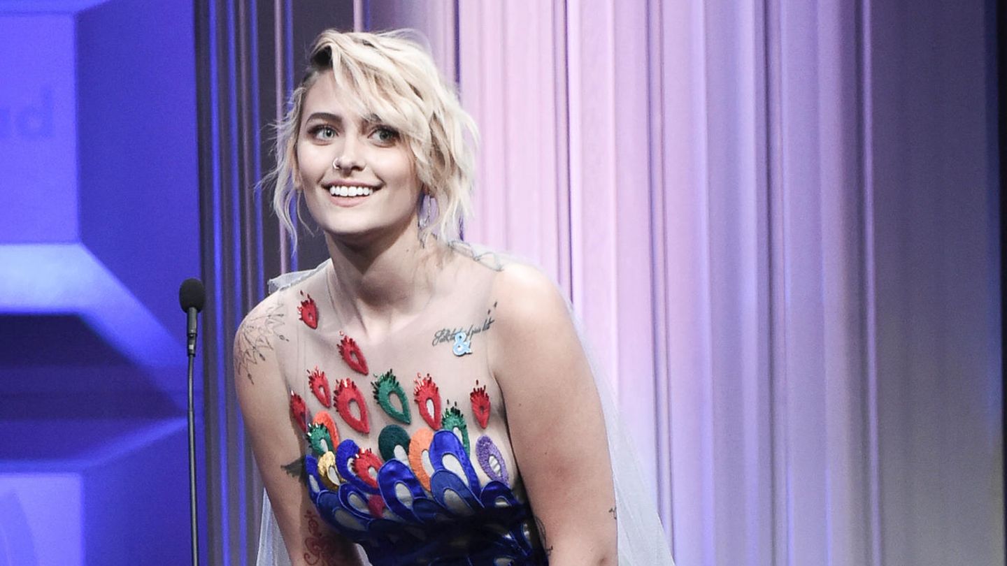 Paris Jackson spricht bei den GLAAD Media Awards im April 2017