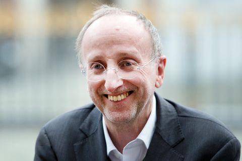 Intendant Wilfried Schulz vor dem Schauspielhaus in Düsseldorf