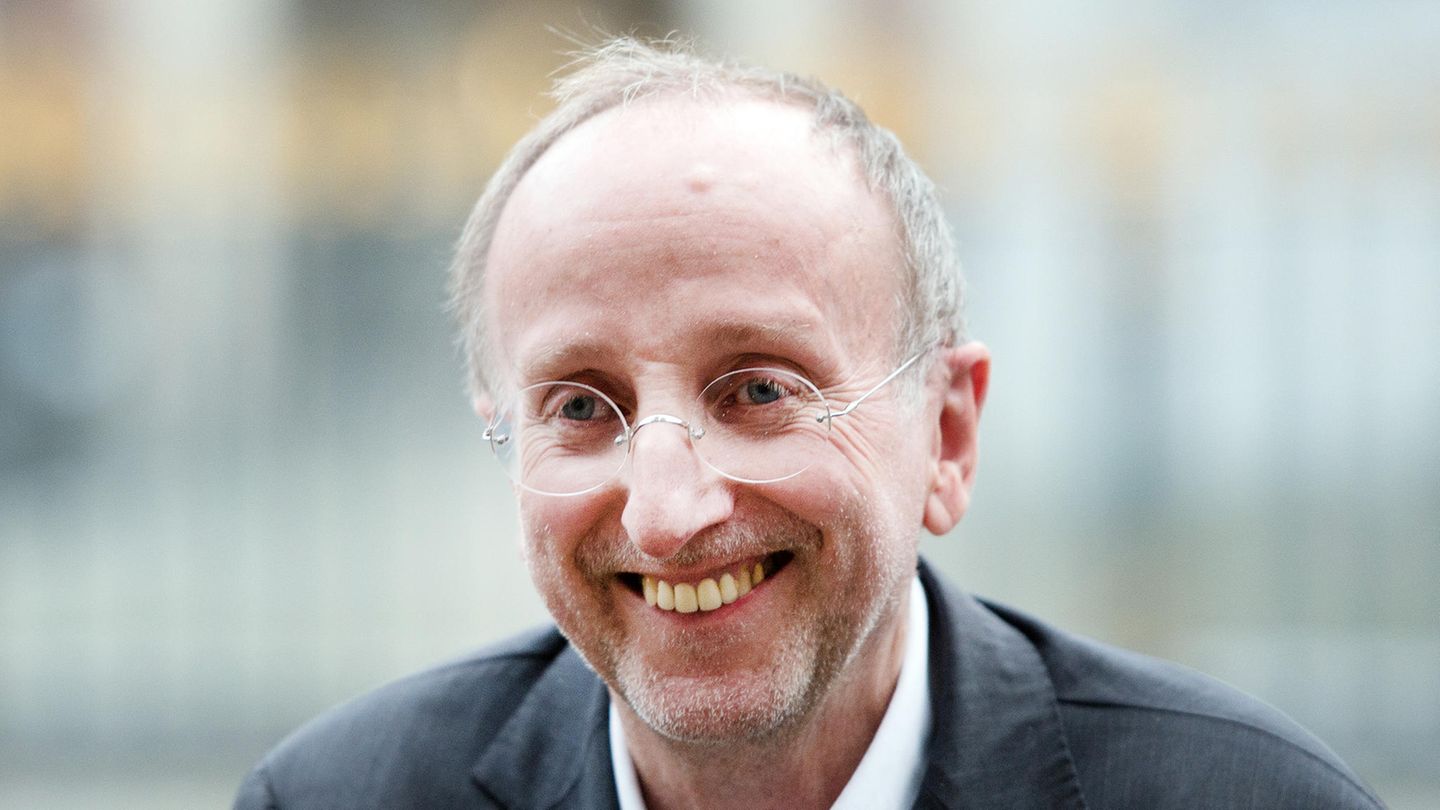 Intendant Wilfried Schulz vor dem Schauspielhaus in Düsseldorf