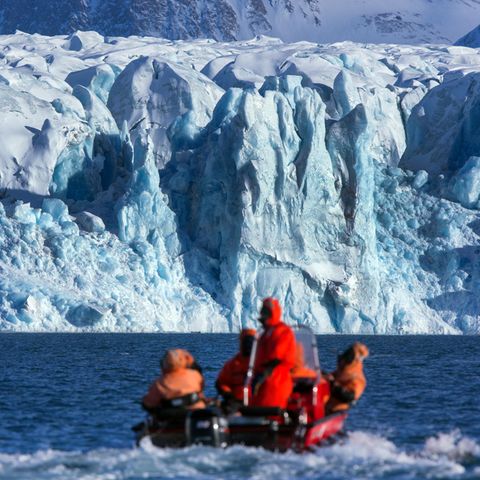 Wissenschaftler fahren in einem Boot zur Kongsfjord-Gletscherfront in der Nähe der Forschungsstation Kings Bay auf Spitzbergen.