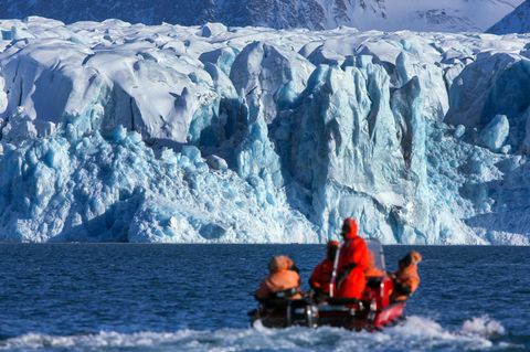 Wissenschaftler fahren in einem Boot zur Kongsfjord-Gletscherfront in der Nähe der Forschungsstation Kings Bay auf Spitzbergen.