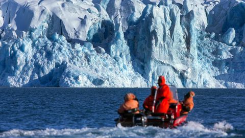 Wissenschaftler fahren in einem Boot zur Kongsfjord-Gletscherfront in der Nähe der Forschungsstation Kings Bay auf Spitzbergen.
